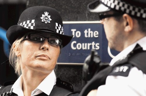 Britanski policisti z več pooblastili za boj proti izgrednikom