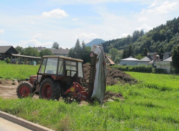 Krajani Suhe so začetek gradnje krožišča preprečili s traktorji.