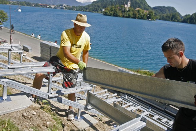 Na Bledu hitijo s postavljanjem montažnih tribun za gledalce na SP v veslanju.