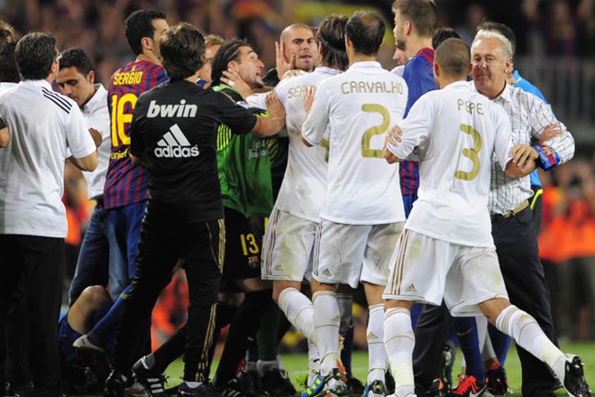 Nogometaši Barcelone in Reala so si ob koncu druge superpokalne tekme na stadionu Camp Nou množično skočili v lase.