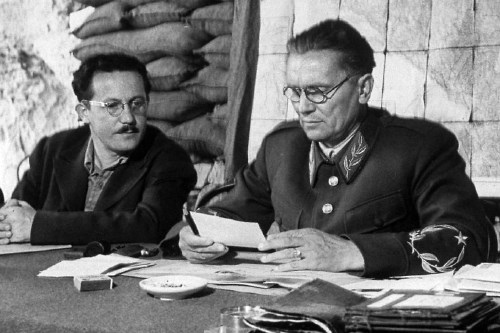 Edvard Kardelj (levo) je dolgo veljal za Titovega naravnega naslednika.