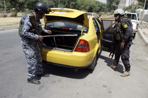 Iraški policisti na eni od nadzornih točk v središču Bagdada.