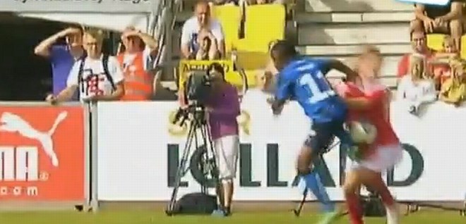 Nigerijski nogometaš si je za prekršek prislužil le rumeni karton.