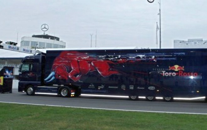 Tovornjak ekipe Toro Rosso, ki je bil na poti na dirko v Belgijo, je bil udeležen v prometni nesreči.