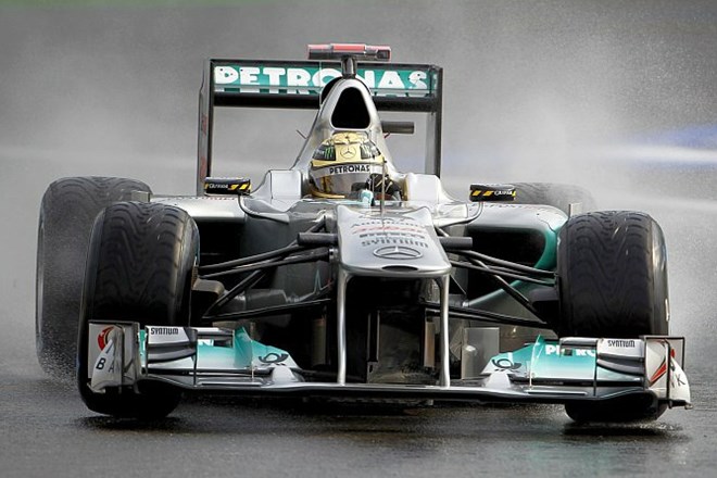 Michael Schumacher je še v suhem vremenu postavil najboljši čas treninga, nato pa se je ulil dež.