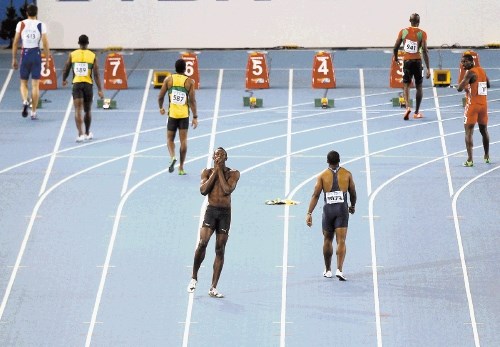 Usain Bolt (na progi 5) je  bil v finalu sprinta na 100 metrov zaradi napačnega starta diskvalificiran in tako prvič v...