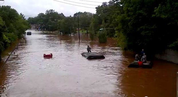 Video dneva: vojak, ki bi moral pomagati pri poplavah, ni znal plavati