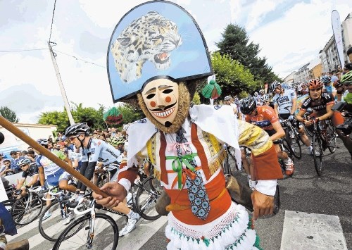 Na Dirki po Španiji so se nekateri ljubitelji kolesarstva našemili kot bi bili na karnevalu.