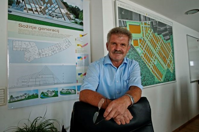 Če je župan Komende Tomaž Drolec prejšnji teden priznal, da je njegova hčer s  prodajo zemljišč občini  zaslužila več kot...
