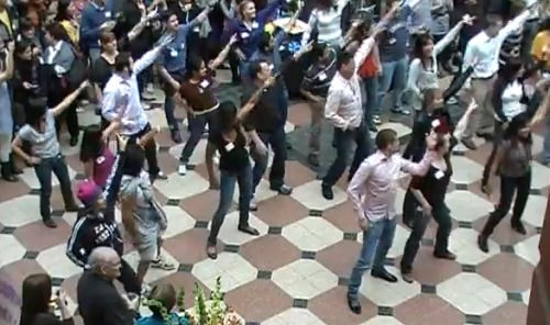 Video dneva: Flash mob iz štirih zornih kotov