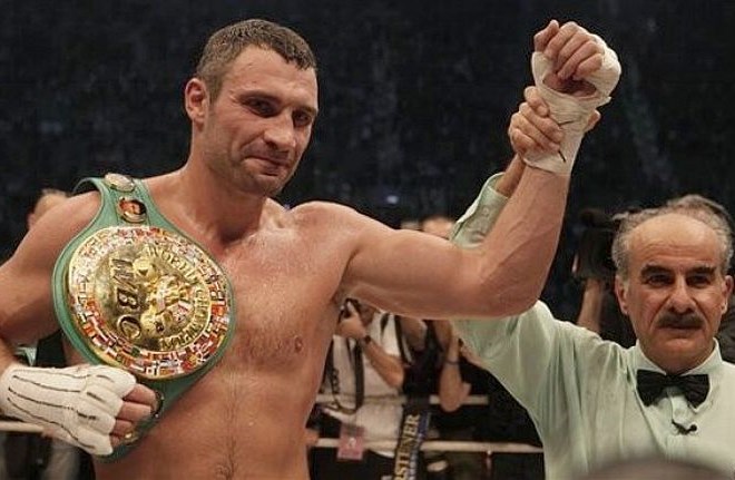 Ukrajinski boksar Vitalij je v noči na nedeljo v Vroclavu vknjižil 43. zmago v karieri in zadržal naslov svetovnega prvaka po...