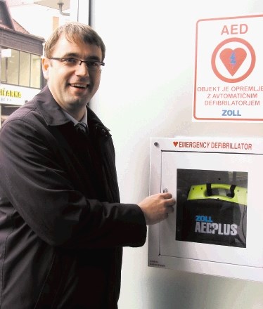 Ravenski devetošolci  do znanja o uporabi defibrilatorja