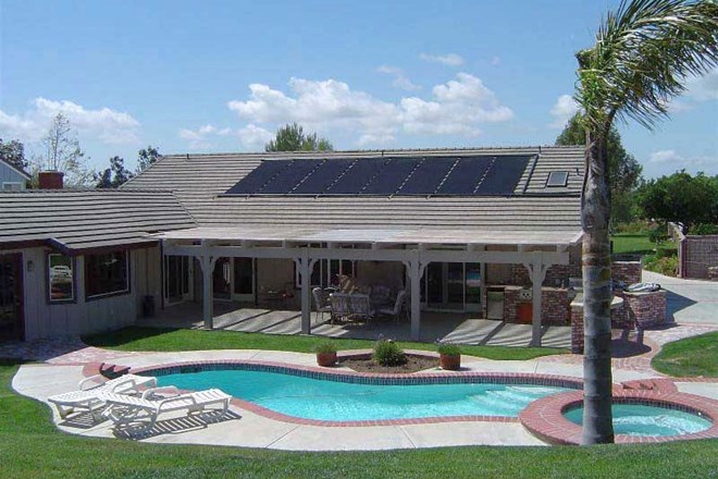 Solarni sistem za ogrevanje bazena pozimi greje dom