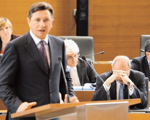 Medtem ko je premier Pahor poslance pozival k podpori rebalansa, se je minister za finance Franc Križanič lahko le držal za...