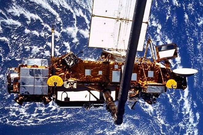 Proti Zemlji s hitrostjo osem kilometrov na sekundo drvi sedem ton težak satelit.