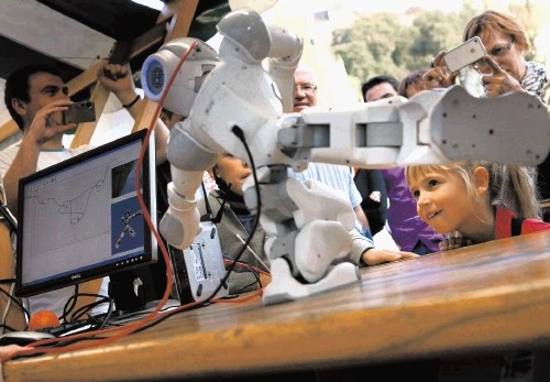V okviru prireditve Noč raziskovalcev je fakulteta za strojništvo predstavila robote.