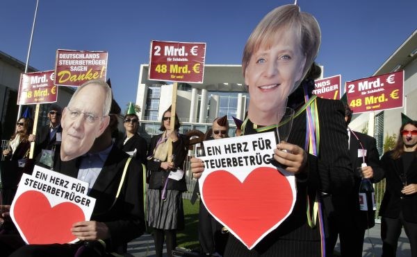 Zabavni plakati s podobo Angele Merkel in Wolfganga Schäubla.