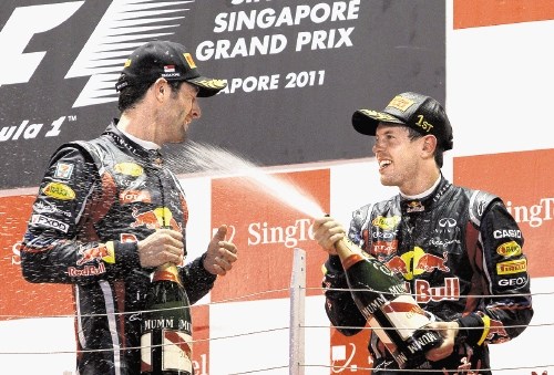 Sebastian Vettel (desno) je po zmagi v Singapurju svojega moštvenega kolega Marka Webbra stuširal s šampanjcem.