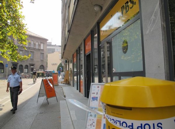 Neznanca sta danes okoli 13. ure oropala poštno poslovalnico na Trgu revolucije v Mariboru.