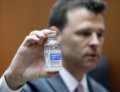Steklenička močnega pomirjevala propofol, ki ga ponavadi dajejo pacientom v bolnišnici, kjer ga lahko oživijo, če pride do...