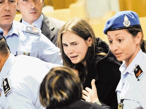 Po oprostilni sodbi je bila Amanda Knox še v šoku, včeraj na letališču pa je bila že nasmejana.