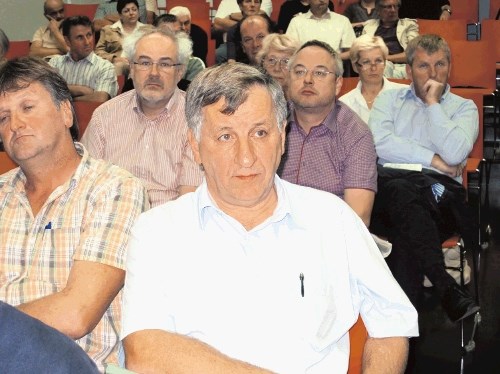 Večina razpravljalcev iz  vrst navzoče javnosti je bila v  dvorani brežiškega mladinskega centra podobno kot Janez Ivšič (na...