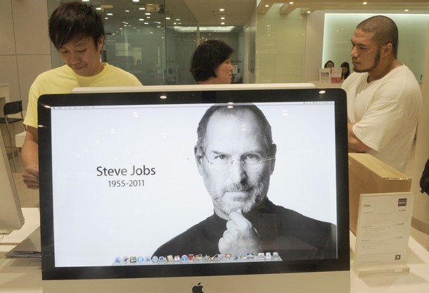 Smrt Steva Jobsa je na spletu podirala rekorde.