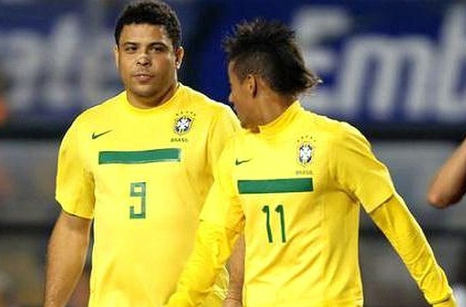 Ronaldo (levo) verjame, da bo Neymar (desno) v Evropi dozorel v najboljšega nogometaša na svetu.