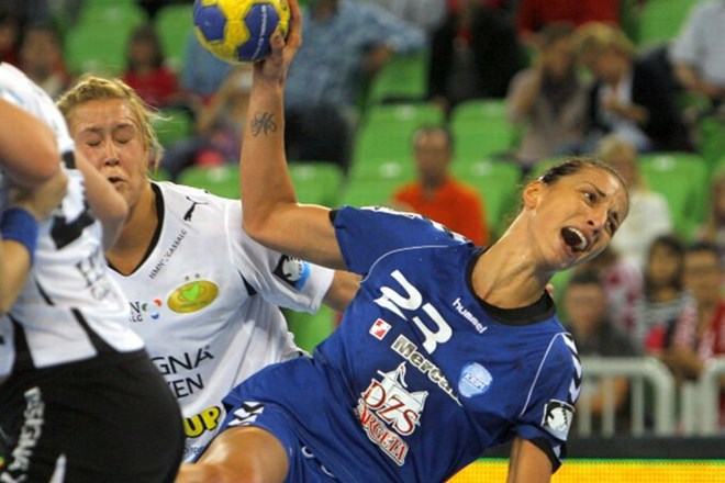 Krimova igralka Andrea Penezić (z žogo) je bila z osmimi zadetki najboljša strelka na obračunu z Viborgom.