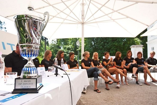 Dekleta kluba Calcit Volley, ki so konec aprila nepričakovano osvojila naslov državnih prvakinj v dvoranski odbojki.