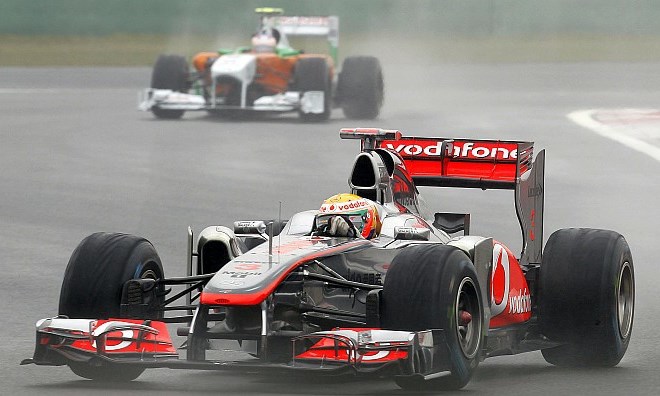 Lewis Hamilton je bil najhitrejši na drugem prostem treningu. Na prvem, kjer je krog odpeljalo le nekaj dirkačev, je bil...