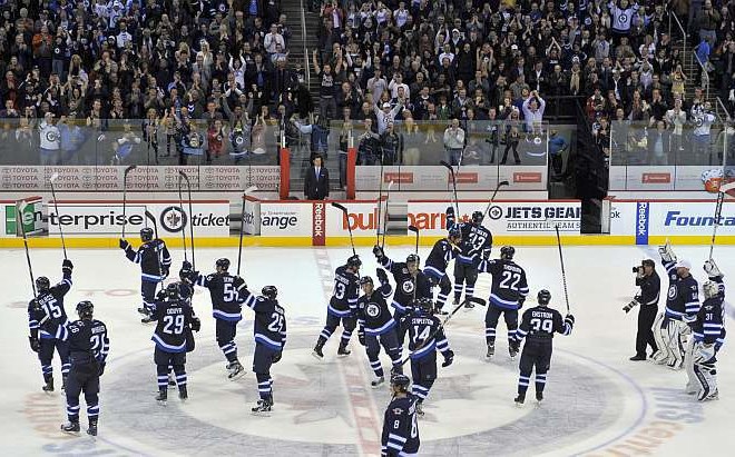 Hokejisti ekipe Winnipeg Jets so slavili prvo zmago v ligi.