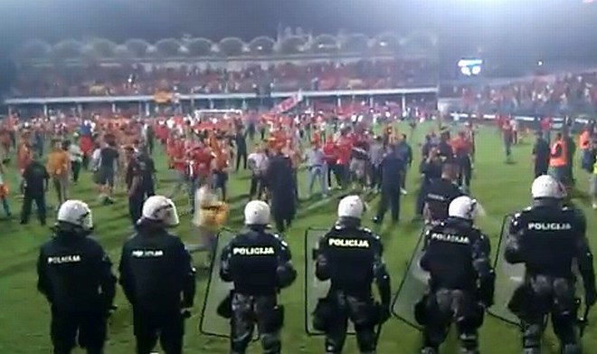 Angleški navijači so med črnogorskim slavjem domače navijače zbadali z žaljivim skandiranjem.