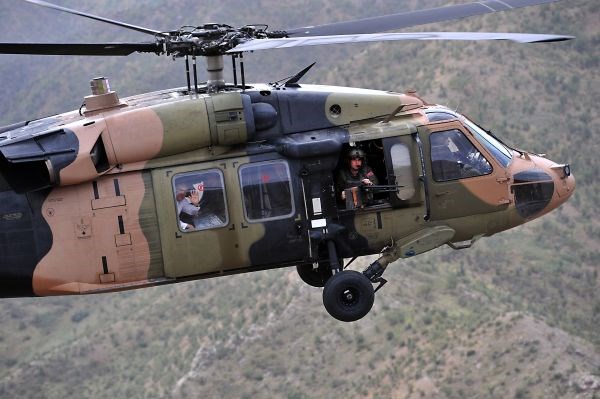 Turški predsednik Abdullah Gül maha z vojaškega helikopterja.