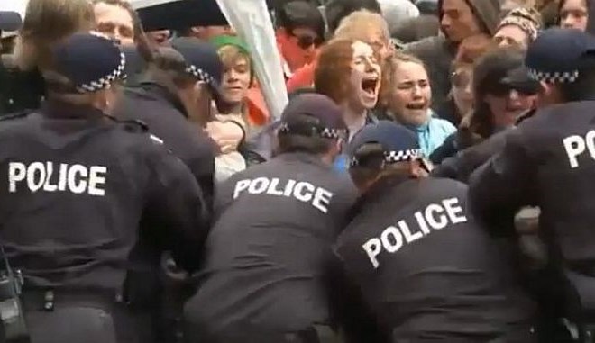 Policisti miroljubne proteste v Melbournu prekinili s tepežem in davljenjem