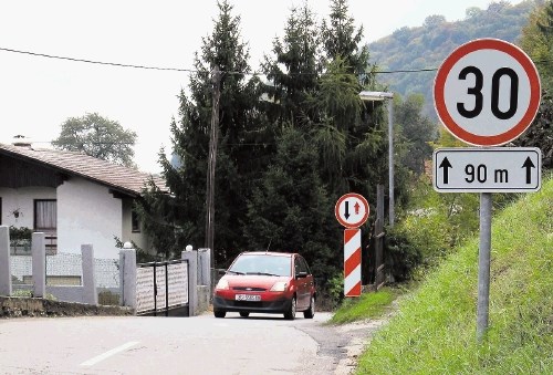 Odsek sporne ceste vodi tudi čez naselje Podgračeno, katerega prebivalci so pričakovali, da bodo v skladu z dogovori ob...