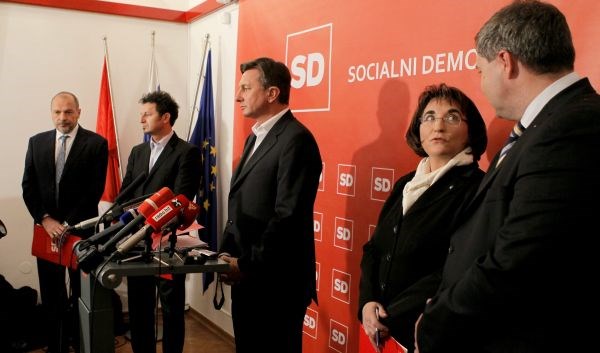 Pahor in ministri na današnji tiskovni konferenci.