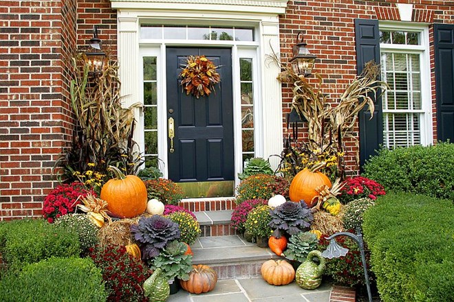 Zunanjost doma okrasite z barvito jesensko dekoracijo