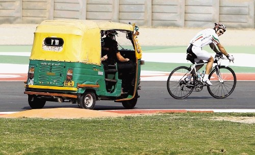 Stezo v Indiji so si dirkači ogledovali vsak na svoj način. Italijan Jarno Trulli je za prevozno sredstvo izbral kolo, Jenson...