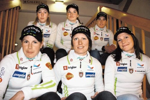 Slovenska ženska reprezentanca v smučarskih tekih za sezono 2011/12: Vesna Fabjan, Mirjam Cosettini, Katja Višnar (spredaj z...