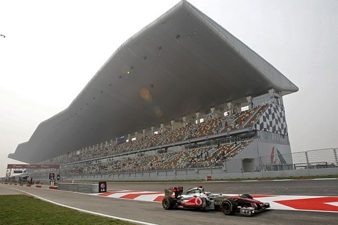 Prvi trening na novem dirkališču je pripadel Lewisu Hamiltonu.