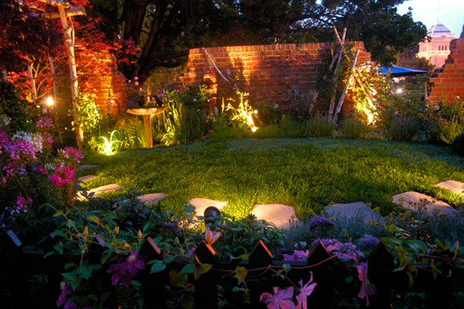 Naj okolica vaše hiše zažari v soju različnih vrtnih luči