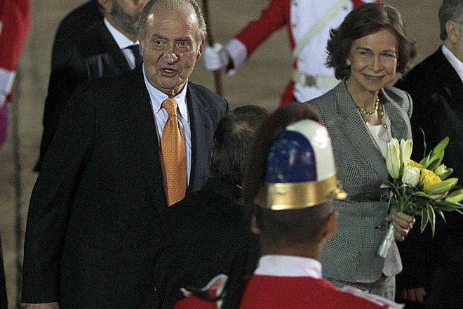 Španski kralj Juan Carlos in kraljica Sofia ob prihodu.