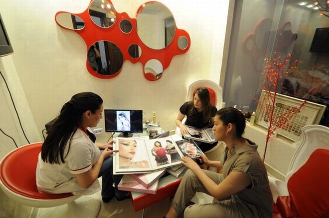 Od hepatitisa do virusa HIV: Nevarnosti v frizerskih in kozmetičnih salonih