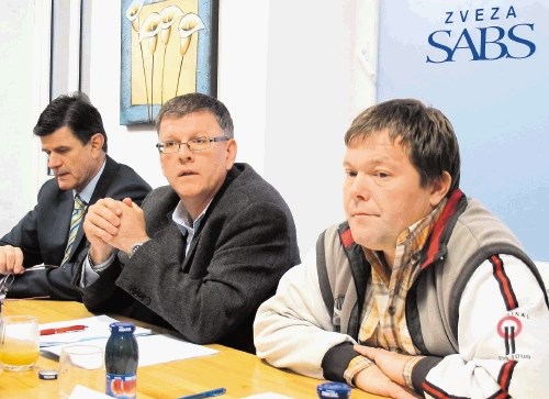 Predsednik Zveze SABS Bojan Goljevšček (v sredini) je kritičen do delodajalcev in zdravnikov. Pritrdila sta mu tudi...