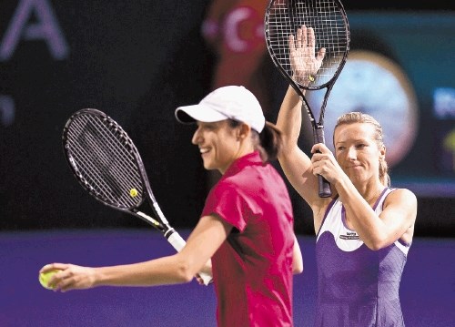 Katarina Srebotnik (levo) je letos skupaj s Čehinjo Kveto Peschke (desno)  nastopila na 21 turnirjih in na šestih zmagala,...