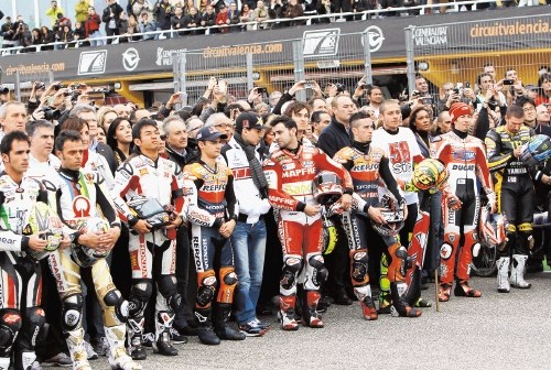 Vsa motociklistična karavana se je na zadnji dirki v Valencii še enkrat poklonila preminulemu Marcu Simoncelliju.