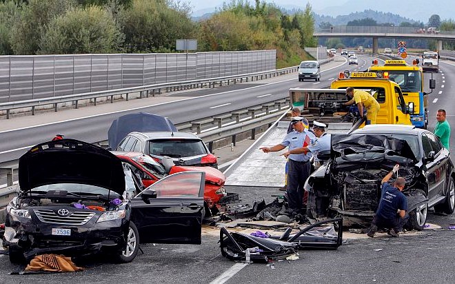 Hrvaški voznik je z vožnjo v napačno smer po avtocesti najprej povzročil verižno trčenje, nato pa peš pobegnil s kraja...