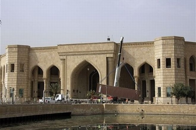 V palači Al-Faw so si ameriški vojaki zgradili postojanko, tam pa je dve leti v zaporu preživel tudi Husein.