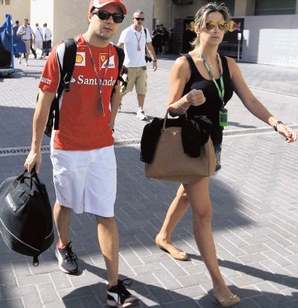 Brazilec Felipe Massa (levo, ob njem žena Rafaela) po nesreči v Budimpešti pred dvema letoma, ko mu je v glavo priletela...